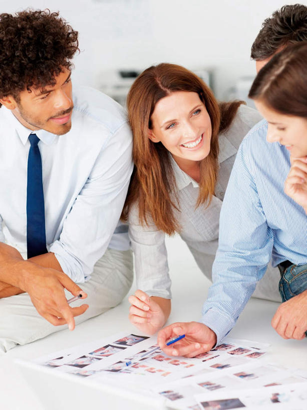 西方人,四个人,伙伴,朋友,商务人士,商务男性,商务女性,办公室,站,笑,微笑,竖图,室内,白天,正面,衬衫,友谊,合作,团队,家具,桌子,欧洲,欧洲人,握,套装,笔,图纸,办公桌,墙,办公用品,领带,设计图,拿,拿着,扭头,注视,水笔,墙壁,墙面,文具,白色,学习用品,观察,看,站着,转头,战略,握着,观看,文具用品,察看,书写,象征,庄重,关注,商务装,身份,工程图,草图,蓝图,工薪阶层,办公家具,联合,合谋,正式,地位,配合,协作,男人,男性,女人,女性,中年男性,中年女性,白种人,白领,上班族,设计,站立,半身,彩图,衬衣