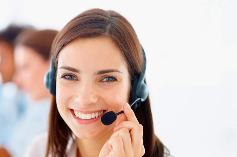 西方人,脸,头,脸颊,手,三个人,商务人士,商务男性,商务女性,坐,笑,微笑,露齿笑,横图,室内,特写,白天,正面,衬衫,快乐,满意,幸福,欧洲,欧洲人,握,阴影,套装,朦胧,模糊,反射,影子,墙,音响,音乐,注视,娱乐,肩膀,墙壁,墙面,白色,耳机,观察,看,享受,休闲,手部,放松,握着,观看,单手,察看,舒适,享乐,关注,商务装,工薪阶层,男人,男性,年轻男性,年轻女性,女人,女性,白种人,头部,脸部,脸蛋,面部,白领,上班族,坐着,半身,彩图,衬衣