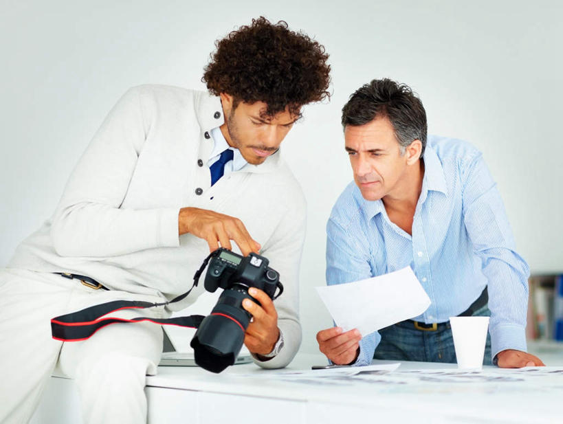 西方人,两个人,伙伴,朋友,商务人士,商务男性,办公室,站,坐,笑,微笑,露齿笑,横图,室内,白天,正面,衬衫,友谊,合作,团队,家具,桌子,杯子,相机,欧洲,欧洲人,弯腰,握,套装,材料,档案,文件,纸,办公桌,墙,拿,拿着,注视,墙壁,墙面,拍照,白色,手稿,数码相机,纸制品,资料,低头,观察,看,站着,单反,战略,握着,摄影,观看,单反相机,纸杯,证明,察看,关注,一次性杯子,文档,商务装,工薪阶层,办公家具,弯身,联合,合谋,配合,协作,男人,男性,中年男性,白种人,白领,上班族,照相机,站立,坐着,半身,彩图,衬衣,照相