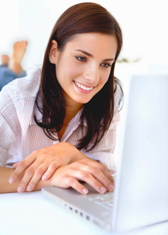 西方人,一个人,躺,笑,微笑,露齿笑,竖图,室内,白天,正面,电脑,笔记本电脑,床,卧室,欧洲,欧洲人,仅一个年轻女性,仅一个女性,仅一个人,敲打,服装,网络,床单,注视,休闲装,光脚,输入,通讯设备,被子,衣服,打字,观察,看,趴着,休闲,赤脚,休闲服,服饰,单人床,观看,点击,敲击,察看,无线,被单,关注,通信设备,无线网络,无线上网,便携式电脑,卧着,按键,手提电脑,年轻女性,女人,女性,白种人,趴,躺着,卧,半身,彩图,睡房,卧房