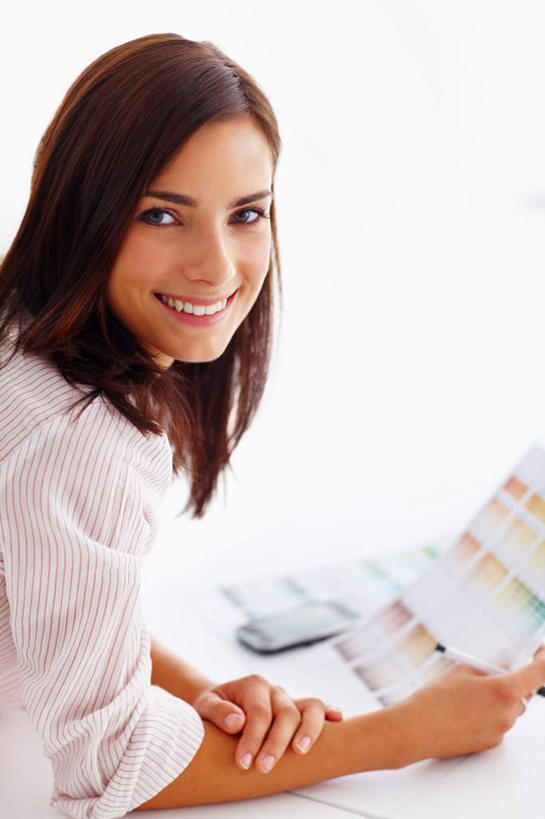 西方人,一个人,商务人士,商务女性,办公室,坐,笑,微笑,露齿笑,竖图,室内,白天,侧面,家具,桌子,欧洲,欧洲人,仅一个年轻女性,仅一个女性,仅一个人,握,套装,朦胧,模糊,材料,档案,文件,纸,办公桌,墙,拿,拿着,扭头,注视,墙壁,墙面,白色,手稿,资料,观察,看,转头,握着,观看,证明,察看,关注,文档,商务装,工薪阶层,办公家具,年轻女性,女人,女性,白种人,白领,上班族,坐着,半身,彩图