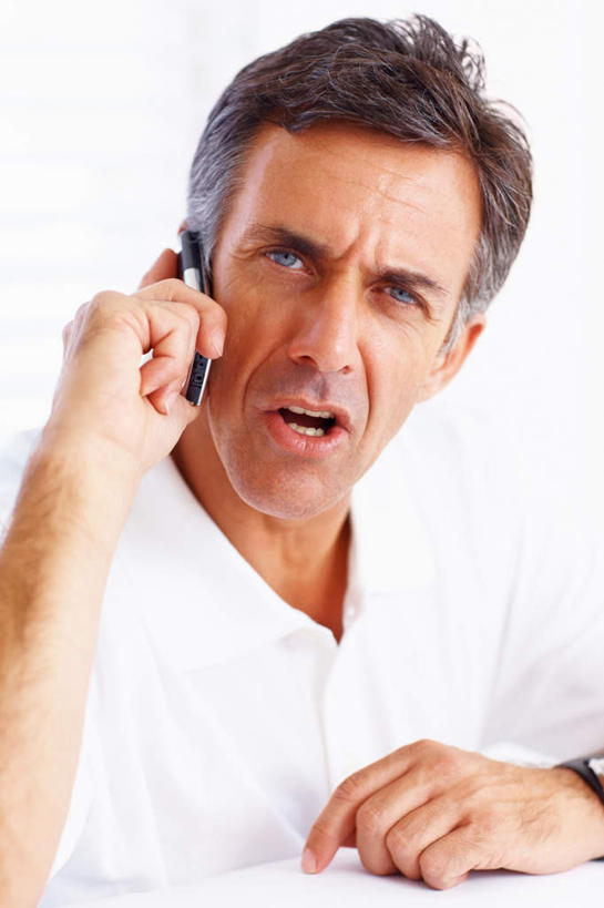 西方人,一个人,商务人士,商务男性,办公室,坐,说,打电话,竖图,室内,白天,正面,衬衫,讨论,家具,桌子,电话,手机,欧洲,欧洲人,仅一个男性,仅一个人,仅一个中年男性,握,套装,时间,时钟,手表,办公桌,墙,拿,听,计时,拿着,注视,通讯设备,墙壁,墙面,白色,钟表,观察,看,表,握着,观看,腕表,察看,关注,商务装,工薪阶层,办公家具,交流,男人,男性,中年男性,白种人,白领,上班族,钟,沟通,讲话,交谈,商讨,说话,谈话,通话,坐着,半身,彩图,衬衣