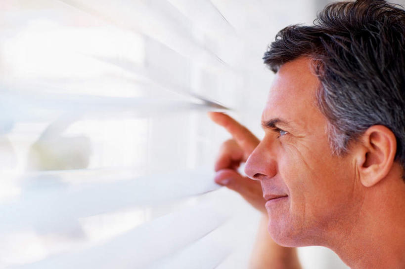 西方人,脸,头,脸颊,手,一个人,站,笑,捏,微笑,横图,室内,特写,白天,侧面,窗户,欧洲,欧洲人,仅一个男性,仅一个人,仅一个中年男性,朦胧,模糊,百叶窗,捏着,注视,肩膀,观察,看,站着,手部,观看,单手,察看,关注,偷窥,窃看,窃视,男人,男性,中年男性,白种人,头部,脸部,脸蛋,面部,站立,半身,彩图