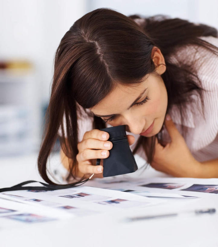 西方人,一个人,商务人士,商务女性,办公室,站,竖图,照片,室内,白天,正面,仪器,家具,桌子,欧洲,欧洲人,仅一个年轻女性,仅一个女性,仅一个人,握,套装,检查,朦胧,模糊,反射,分析,科学,放大镜,办公桌,墙,拿,拿着,注视,墙壁,墙面,白色,低头,观察,看,站着,眯眼,清晰,探索,眯,握着,摄影,放大,观看,仔细,透镜,察看,凸透镜,聚焦,关注,商务装,工薪阶层,办公家具,光学,清楚,年轻女性,女人,女性,白种人,白领,上班族,相片,站立,半身,彩图,拍摄,照相