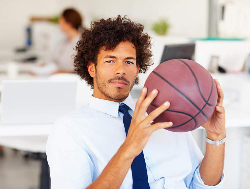 西方人,两个人,伙伴,朋友,商务人士,商务男性,商务女性,办公室,坐,笑,微笑,横图,室内,白天,正面,衬衫,友谊,合作,团队,电脑,显示器,鼠标,键盘,篮球,植物,家具,桌子,欧洲,欧洲人,握,套装,时间,网络,盆栽,时钟,手表,办公桌,墙,篮球装备,盆景,拿,计时,拿着,扭头,注视,输入设备,通讯设备,运动器械,墙壁,墙面,绿色,白色,自然,钟表,观察,看,转头,表,健身器械,台式电脑,战略,握着,生长,成长,观看,腕表,察看,关注,通信设备,商务装,健身器材,篮球运动,工薪阶层,输出设备,办公家具,联合,合谋,配合,协作,男人,男性,年轻女性,女人,女性,中年男性,白种人,白领,上班族,钟,坐着,半身,彩图,衬衣,运动器材