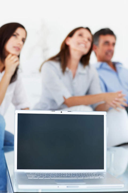 西方人,三个人,伙伴,朋友,商务人士,商务男性,商务女性,办公室,坐,笑,微笑,露齿笑,竖图,室内,白天,正面,衬衫,友谊,合作,团队,电脑,笔记本电脑,家具,桌子,欧洲,欧洲人,撑,套装,朦胧,模糊,网络,办公桌,墙,托腮,注视,通讯设备,墙壁,墙面,白色,观察,看,托,战略,观看,察看,无线,关注,托下巴,通信设备,商务装,无线网络,无线上网,便携式电脑,工薪阶层,办公家具,联合,合谋,配合,协作,手提电脑,男人,男性,年轻女性,女人,女性,中年男性,中年女性,白种人,白领,上班族,抬头,仰头,坐着,半身,彩图,衬衣