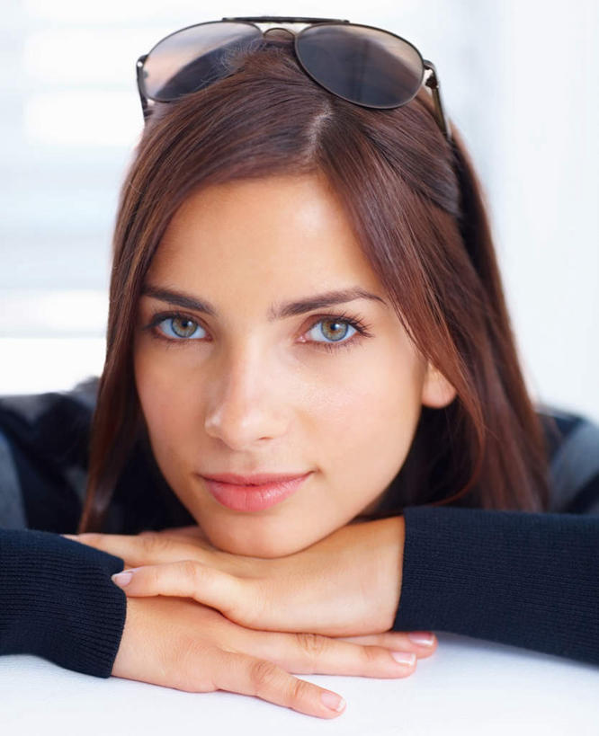 西方人,脸,头,脸颊,一个人,笑,微笑,竖图,室内,特写,白天,正面,窗户,地板,欧洲,欧洲人,仅一个年轻女性,仅一个女性,仅一个人,服装,朦胧,模糊,墨镜,眼镜,地面,注视,休闲装,肩膀,木地板,玻璃窗,衣服,太阳镜,太阳眼镜,观察,看,趴着,休闲,休闲服,遮阳镜,服饰,观看,察看,关注,年轻女性,女人,女性,白种人,头部,脸部,脸蛋,面部,趴,半身,彩图