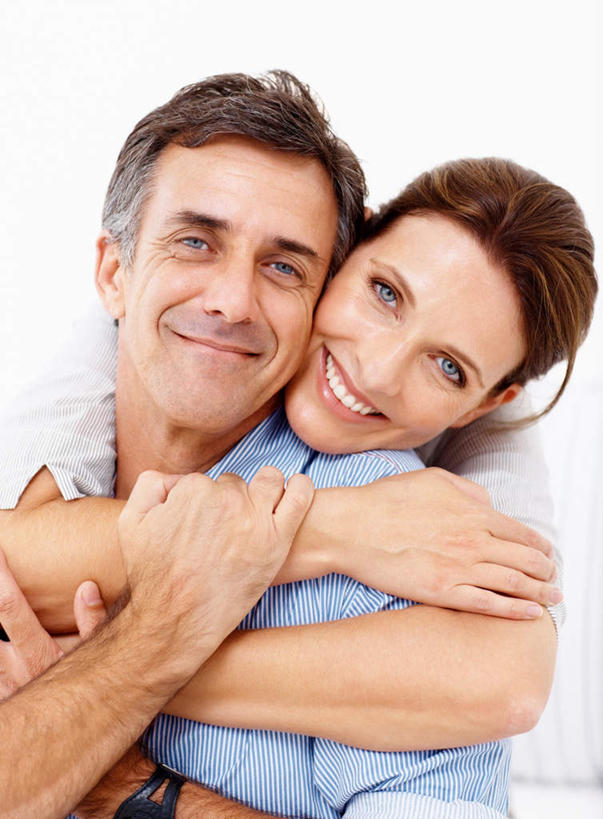 西方人,中年人,两个人,家庭,夫妻,客厅,站,坐,抱,笑,微笑,露齿笑,竖图,室内,白天,正面,爱情,沙发,欧洲,欧洲人,弯腰,服装,时间,时钟,手表,墙,浪漫,计时,注视,休闲装,墙壁,墙面,衣服,白色,钟表,观察,看,站着,休闲,温暖,温馨,一家人,休闲服,表,恩爱,恋人,服饰,抱着,观看,腕表,和睦,察看,起居室,搂着,关注,布艺沙发,弯身,客堂,男人,男性,女人,女性,中年男性,中年女性,白种人,夫妇,情侣,钟,搂,搂抱,站立,坐着,半身,彩图,伴侣,融洽