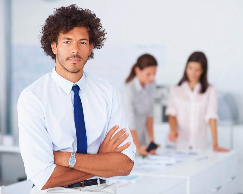 西方人,三个人,伙伴,朋友,商务人士,商务男性,商务女性,办公室,站,笑,双手交叉,微笑,横图,室内,白天,正面,衬衫,友谊,合作,团队,家具,桌子,欧洲,欧洲人,套装,朦胧,模糊,时间,材料,档案,时钟,手表,文件,纸,办公桌,墙,领带,计时,注视,墙壁,墙面,白色,手稿,资料,钟表,观察,看,站着,表,战略,观看,腕表,证明,察看,双手抱胸,象征,庄重,关注,文档,商务装,身份,工薪阶层,办公家具,联合,合谋,正式,地位,配合,协作,男人,男性,年轻女性,女人,女性,中年男性,中年女性,白种人,白领,上班族,钟,站立,半身,彩图,衬衣