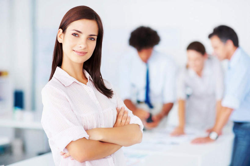 西方人,四个人,伙伴,朋友,商务人士,商务男性,商务女性,办公室,站,笑,说,双手交叉,微笑,横图,室内,白天,正面,衬衫,讨论,友谊,合作,团队,家具,桌子,欧洲,欧洲人,套装,朦胧,模糊,时间,材料,档案,时钟,手表,文件,纸,办公桌,墙,领带,计时,注视,墙壁,墙面,白色,手稿,资料,钟表,观察,看,站着,表,战略,观看,腕表,证明,察看,双手抱胸,象征,庄重,关注,文档,商务装,身份,工薪阶层,办公家具,联合,合谋,正式,地位,交流,配合,协作,男人,男性,女人,女性,中年男性,中年女性,白种人,白领,上班族,钟,沟通,讲话,交谈,商讨,说话,谈话,站立,半身,彩图,衬衣