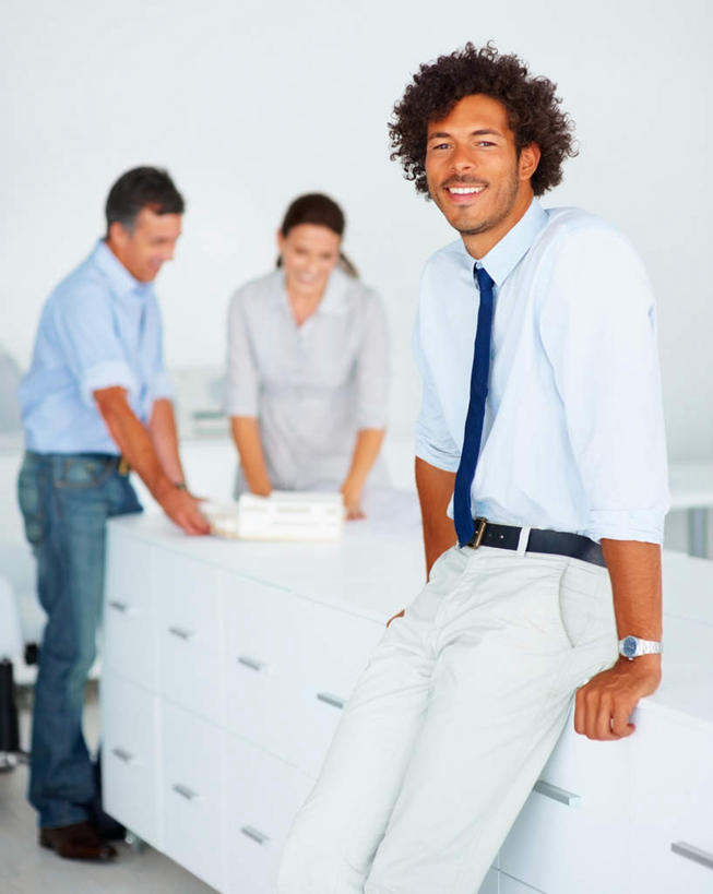 西方人,三个人,伙伴,朋友,商务人士,商务男性,商务女性,办公室,站,笑,微笑,露齿笑,竖图,室内,白天,正面,衬衫,友谊,合作,团队,家具,桌子,欧洲,欧洲人,撑,弯腰,握,套装,朦胧,模糊,立体,时间,空间,笔,时钟,手表,图纸,办公桌,墙,办公用品,设计图,拿,计时,拿着,注视,水笔,墙壁,墙面,文具,白色,模型,学习用品,钟表,观察,看,站着,表,规划,战略,握着,观看,腕表,文具用品,察看,撑着,关注,商务装,工程图,草图,蓝图,工薪阶层,办公家具,弯身,联合,合谋,直观,建筑模型,建筑设计,配合,协作,男人,男性,女人,女性,中年男性,中年女性,白种人,白领,上班族,设计,钟,站立,半身,彩图,衬衣