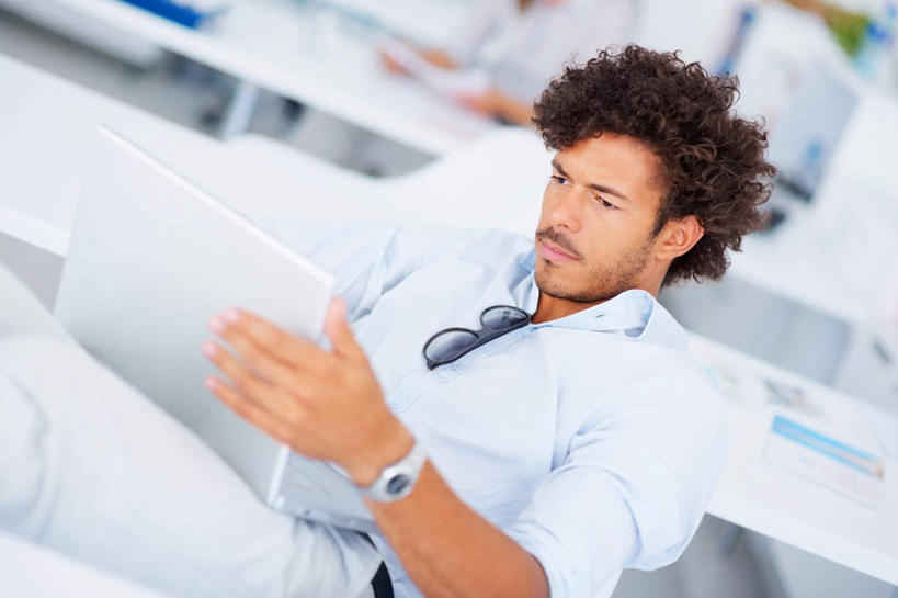 西方人,一个人,商务人士,商务男性,办公室,坐,捧,横图,室内,白天,正面,衬衫,电脑,笔记本电脑,植物,家具,桌子,欧洲,欧洲人,仅一个男性,仅一个人,仅一个中年男性,套装,朦胧,模糊,时间,网络,墨镜,盆栽,时钟,手表,眼镜,办公桌,墙,盆景,计时,注视,通讯设备,墙壁,墙面,绿色,白色,自然,太阳镜,太阳眼镜,钟表,观察,看,表,遮阳镜,生长,成长,观看,腕表,察看,无线,关注,通信设备,商务装,无线网络,无线上网,便携式电脑,工薪阶层,办公家具,手提电脑,男人,男性,中年男性,白种人,白领,上班族,钟,端,端着,捧着,手捧,坐着,半身,彩图,衬衣