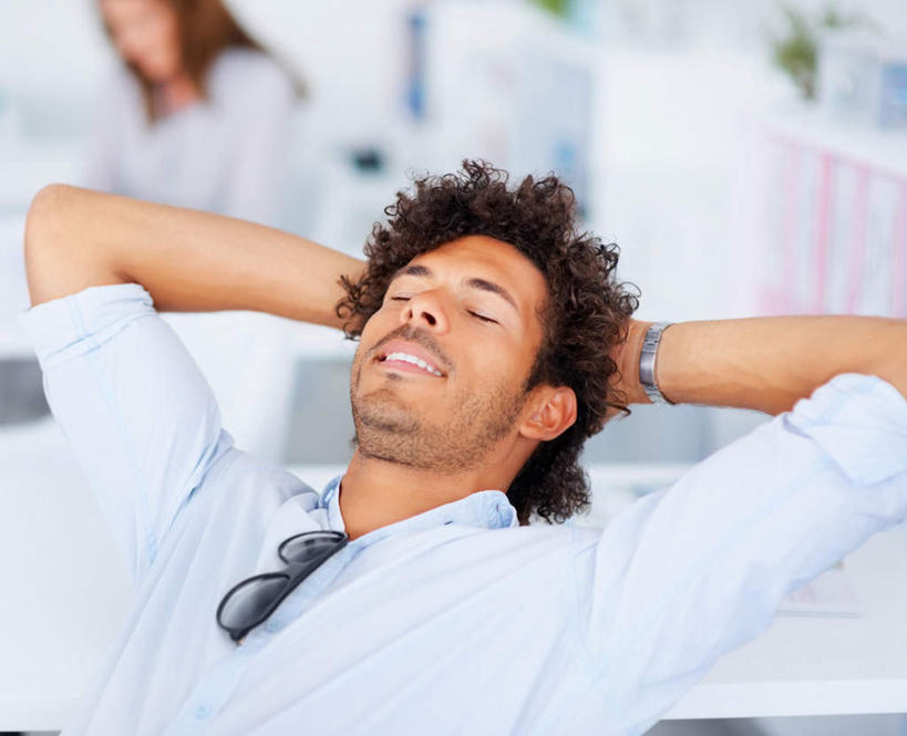 西方人,两个人,伙伴,朋友,商务人士,商务男性,商务女性,办公室,坐,闭眼,横图,室内,白天,正面,衬衫,友谊,合作,团队,植物,家具,桌子,椅子,欧洲,欧洲人,抱头,握,套装,朦胧,模糊,时间,墨镜,盆栽,时钟,手表,眼镜,办公桌,墙,盆景,拿,计时,拿着,注视,墙壁,墙面,绿色,白色,自然,会议椅,太阳镜,太阳眼镜,钟表,低头,观察,看,表,遮阳镜,战略,握着,生长,成长,观看,办公椅,腕表,察看,双手抱头,关注,商务装,工薪阶层,办公家具,联合,合谋,商务椅,培训椅,捧首,捧头,配合,协作,男人,男性,女人,女性,中年男性,中年女性,白种人,白领,上班族,钟,闭眼睛,闭着眼,闭着眼睛,坐着,半身,彩图,衬衣