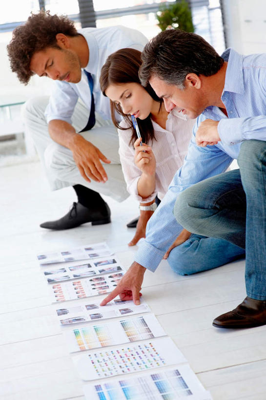 西方人,三个人,伙伴,朋友,商务人士,商务男性,商务女性,坐,蹲,笑,微笑,露齿笑,竖图,俯视,照片,室内,白天,衬衫,友谊,合作,团队,植物,窗户,落地窗,欧洲,欧洲人,指,套装,盆栽,领带,盆景,扭头,注视,方向,玻璃窗,绿色,自然,观察,看,手势,转头,战略,摄影,生长,成长,观看,察看,指向,象征,庄重,食指,关注,商务装,身份,工薪阶层,联合,合谋,正式,地位,配合,协作,男人,男性,年轻女性,女人,女性,中年男性,中年女性,白种人,白领,上班族,相片,蹲着,坐着,半身,彩图,高角度拍摄,衬衣,拍摄,照相