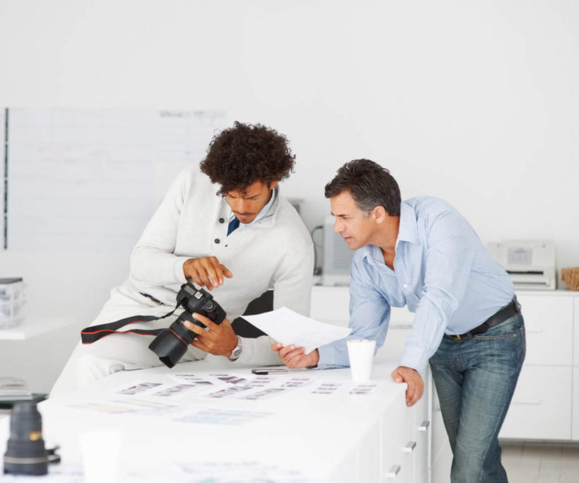 西方人,两个人,伙伴,朋友,商务人士,商务男性,办公室,站,坐,横图,照片,室内,白天,正面,衬衫,友谊,合作,团队,家具,桌子,杯子,相机,欧洲,欧洲人,弯腰,握,套装,朦胧,模糊,办公桌,墙,拿,拿着,注视,墙壁,墙面,拍照,白色,数码相机,纸制品,低头,观察,看,站着,单反,战略,握着,摄影,观看,单反相机,纸杯,察看,关注,一次性杯子,商务装,工薪阶层,办公家具,弯身,联合,合谋,配合,协作,男人,男性,中年男性,白种人,白领,上班族,相片,照相机,站立,坐着,半身,彩图,衬衣,拍摄,照相