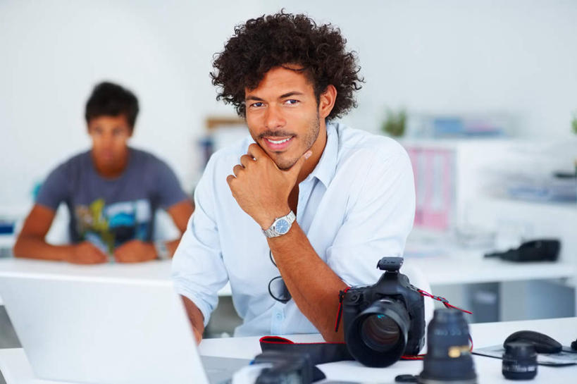 西方人,两个人,伙伴,朋友,商务人士,商务男性,办公室,坐,笑,微笑,露齿笑,横图,室内,白天,正面,衬衫,友谊,合作,团队,电脑,显示器,鼠标,键盘,植物,家具,桌子,相机,欧洲,欧洲人,撑,套装,朦胧,模糊,时间,网络,墨镜,盆栽,时钟,手表,眼镜,办公桌,墙,盆景,计时,托腮,注视,输入设备,通讯设备,墙壁,墙面,拍照,绿色,白色,自然,数码相机,太阳镜,太阳眼镜,钟表,观察,看,托,表,台式电脑,遮阳镜,单反,战略,摄影,生长,成长,观看,单反相机,腕表,察看,关注,托下巴,通信设备,商务装,工薪阶层,输出设备,办公家具,联合,合谋,配合,协作,男人,男性,中年男性,白种人,白领,上班族,照相机,钟,坐着,半身,彩图,衬衣,照相