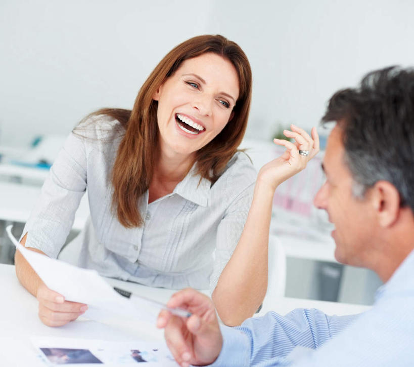 西方人,两个人,伙伴,朋友,商务人士,商务男性,商务女性,办公室,坐,笑,微笑,露齿笑,横图,室内,白天,正面,衬衫,友谊,合作,团队,家具,桌子,欧洲,欧洲人,握,套装,朦胧,模糊,材料,档案,文件,纸,办公桌,墙,拿,拿着,注视,墙壁,墙面,白色,手稿,资料,观察,看,战略,握着,观看,证明,察看,关注,文档,商务装,工薪阶层,办公家具,联合,合谋,配合,协作,男人,男性,女人,女性,中年男性,中年女性,白种人,白领,上班族,坐着,半身,彩图,衬衣