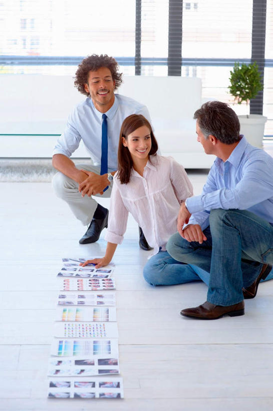 西方人,三个人,伙伴,朋友,商务人士,商务男性,商务女性,坐,蹲,笑,微笑,露齿笑,竖图,照片,室内,白天,正面,衬衫,友谊,合作,团队,植物,窗户,落地窗,沙发,欧洲,欧洲人,撑,套装,朦胧,模糊,盆栽,领带,盆景,扭头,注视,玻璃窗,绿色,自然,观察,看,转头,战略,摄影,生长,成长,观看,察看,撑着,象征,庄重,关注,商务装,身份,布艺沙发,工薪阶层,联合,合谋,正式,地位,配合,协作,男人,男性,年轻女性,女人,女性,中年男性,白种人,白领,上班族,相片,蹲着,坐着,半身,彩图,衬衣,拍摄,照相