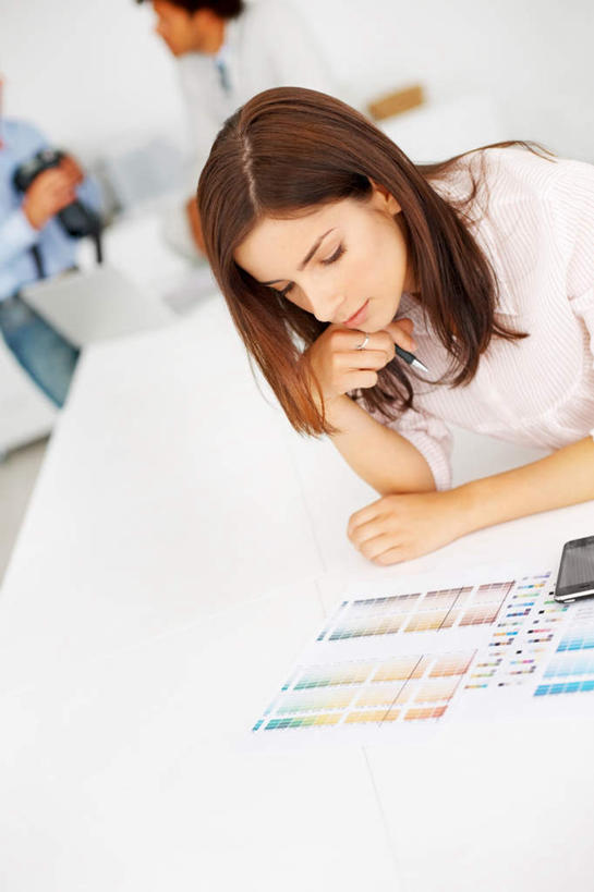 西方人,三个人,伙伴,朋友,商务人士,商务男性,商务女性,办公室,站,坐,竖图,俯视,照片,室内,白天,衬衫,友谊,合作,团队,家具,桌子,相机,欧洲,欧洲人,撑,握,套装,朦胧,模糊,办公桌,墙,拿,拿着,注视,墙壁,墙面,拍照,白色,数码相机,低头,观察,看,站着,单反,战略,握着,摄影,观看,单反相机,察看,撑着,关注,商务装,工薪阶层,办公家具,联合,合谋,配合,协作,男人,男性,年轻女性,女人,女性,中年男性,白种人,白领,上班族,相片,照相机,站立,坐着,半身,彩图,高角度拍摄,衬衣,拍摄,照相