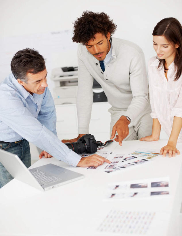 西方人,三个人,伙伴,朋友,商务人士,商务男性,商务女性,办公室,站,说,竖图,照片,室内,白天,正面,衬衫,讨论,友谊,合作,团队,电脑,笔记本电脑,打印机,家具,桌子,相机,欧洲,欧洲人,握,套装,朦胧,模糊,网络,办公桌,墙,办公用品,拿,拿着,注视,通讯设备,墙壁,墙面,拍照,白色,数码相机,低头,观察,看,站着,单反,战略,握着,摄影,观看,单反相机,办公设备,察看,无线,关注,通信设备,商务装,无线网络,无线上网,便携式电脑,工薪阶层,输出设备,办公家具,联合,合谋,交流,配合,协作,手提电脑,男人,男性,年轻女性,女人,女性,中年男性,白种人,白领,上班族,相片,照相机,沟通,讲话,交谈,商讨,说话,谈话,站立,半身,彩图,衬衣,拍摄,照相,打印