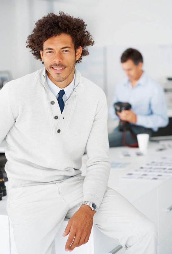 西方人,两个人,伙伴,朋友,商务人士,商务男性,办公室,坐,笑,微笑,露齿笑,竖图,照片,室内,白天,正面,衬衫,友谊,合作,团队,家具,桌子,杯子,相机,欧洲,欧洲人,握,套装,朦胧,模糊,时间,时钟,手表,办公桌,墙,拿,计时,拿着,注视,墙壁,墙面,拍照,白色,数码相机,纸制品,钟表,观察,看,表,战略,握着,摄影,观看,纸杯,腕表,察看,关注,一次性杯子,商务装,工薪阶层,办公家具,联合,合谋,配合,协作,男人,男性,中年男性,白种人,白领,上班族,相片,照相机,钟,坐着,半身,彩图,衬衣,拍摄,照相