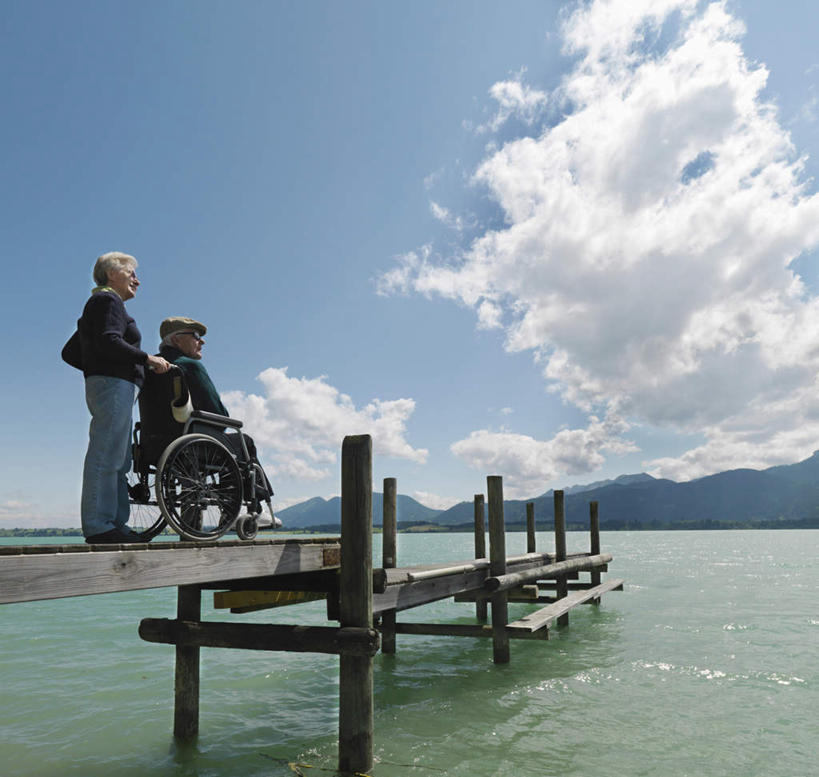 西方人,老年人,两个人,家庭,夫妻,病人,码头,站,坐,横图,室外,白天,侧面,爱情,湖,湖泊,山,山脉,水,港口,帽子,欧洲,欧洲人,握,阴影,服装,光线,工具,影子,湖面,山峰,水流,水面,云,云朵,山峦,浪漫,云彩,注视,休闲装,衣服,蓝色,白云,蓝天,天空,阳光,轮椅,湖水,群山,天,复健,观察,看,站着,休闲,康复,温暖,温馨,一家人,休闲服,器械,恩爱,握着,恋人,服饰,晴朗,观看,和睦,察看,医疗设备,关注,病患,贝雷帽,医疗器械,残疾,残疾人,医疗工具,伤残,辅助设备,残障,弱势群体,老年男性,老年女性,男人,男性,女人,女性,白种人,夫妇,情侣,患者,就医者,晴空,站立,坐着,彩图,全身,摆渡口,埠头,渡口,渡头,港湾,海港,货运码头,口岸,商港,伴侣,融洽