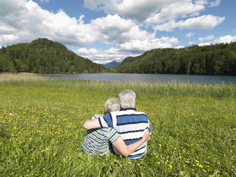 西方人,老年人,两个人,家庭,夫妻,坐,抱,横图,室外,白天,爱情,草地,草坪,山,山脉,树林,植物,窗户,落地窗,欧洲,欧洲人,服装,山峰,云,云朵,山峦,浪漫,云彩,休闲装,玻璃窗,草,树,树木,背面,衣服,蓝色,绿色,白云,蓝天,天空,自然,群山,天,休闲,温暖,温馨,一家人,休闲服,恩爱,恋人,服饰,生长,晴朗,成长,抱着,和睦,搂着,老年男性,老年女性,男人,男性,女人,女性,白种人,夫妇,情侣,晴空,搂,搂抱,坐着,彩图,全身,伴侣,融洽