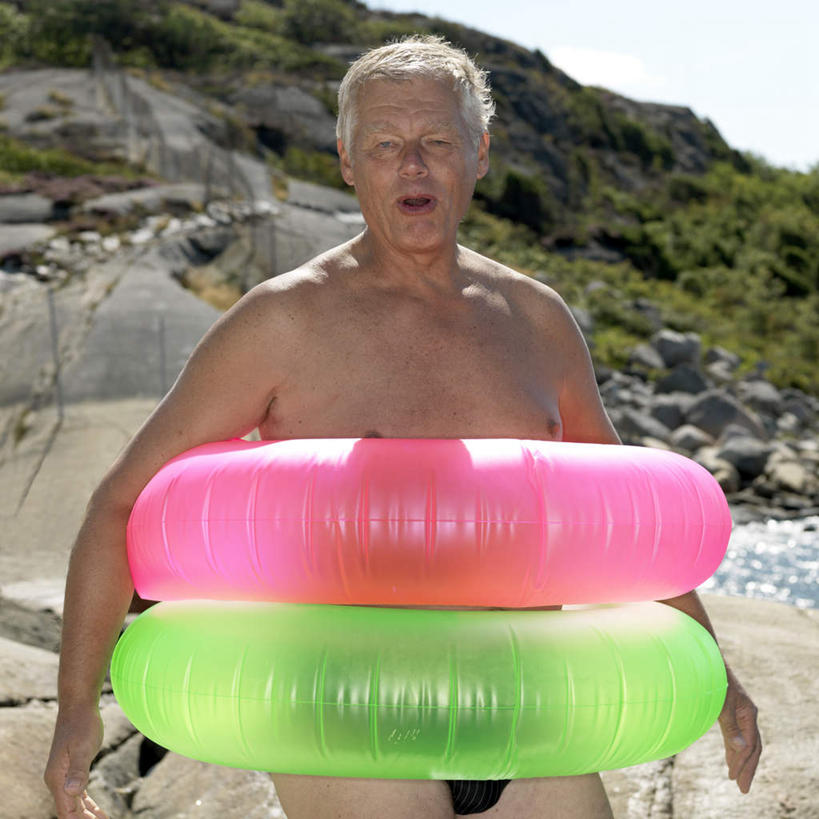 游泳,西方人,一个人,站,闭眼,笑,微笑,露齿笑,方图,室外,白天,正面,草地,草坪,沙滩,植物,欧洲,欧洲人,仅一个男性,仅一个人,阴影,泳裤,光线,救生圈,沙子,影子,塑料,海岸,云,云朵,沙地,云彩,裸露,草,粉色,蓝色,绿色,白云,蓝天,天空,阳光,塑料制品,游泳圈,天,站着,仅一个老年男性,充气,晴朗,救生,裸,泅水,老年男性,男人,男性,白种人,海滩,晴空,闭眼睛,闭着眼,闭着眼睛,站立,半身,彩图