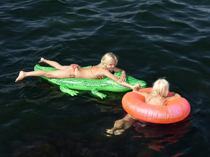 游泳,西方人,儿童,两个人,伙伴,朋友,躺,握手,笑,微笑,露齿笑,横图,俯视,室外,白天,泳装,比基尼,友谊,纯洁,海浪,海洋,床,鳄鱼,欧洲,欧洲人,阴影,波纹,光线,救生圈,影子,塑料,浪花,涟漪,扭头,注视,光脚,小孩,水纹,阳光,海水,塑料制品,游泳圈,波浪,观察,看,趴着,转头,赤脚,气垫床,可爱,童年,童趣,充气,观看,察看,救生,关注,海景,童真,烂漫,无邪,水晕,泅水,卧着,天真,友情,女孩,女人,女性,白种人,大海,风浪,海,海水的波动,近岸浪,涌浪,搀手,拉手,趴,手拉手,手握手,躺着,卧,彩图,高角度拍摄,全身,三点式,泳衣,女生