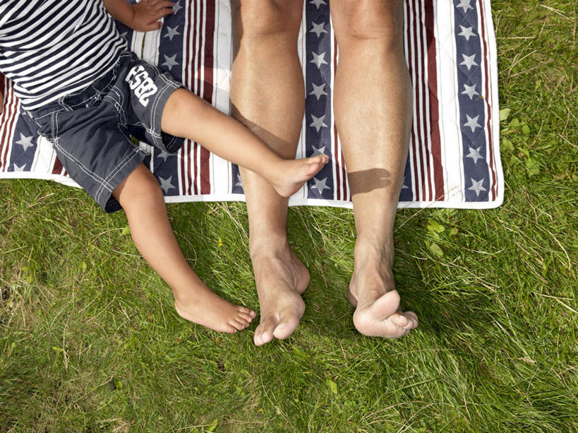 西方人,儿童,老年人,腿部,脚,脚趾,脚趾甲,腿,两个人,家庭,祖父,躺,横图,俯视,室外,特写,白天,纯洁,草地,草坪,植物,纺织品,欧洲,欧洲人,服装,裤子,装饰,毛毯,毯子,牛仔裤,休闲装,光脚,草,纺织,小孩,衣服,绿色,垫子,休闲,温暖,温馨,一家人,赤脚,休闲服,可爱,童年,童趣,服饰,爷爷,祖孙,华丽,修饰,点缀,和睦,童真,烂漫,无邪,外公,外祖父,外孙,外孙子,衬托,美观,雅致,雅观,卧着,天真,老年男性,男孩,男人,男性,白种人,孩子,脚指甲,孙子,躺着,卧,半身,彩图,高角度拍摄,融洽,男生