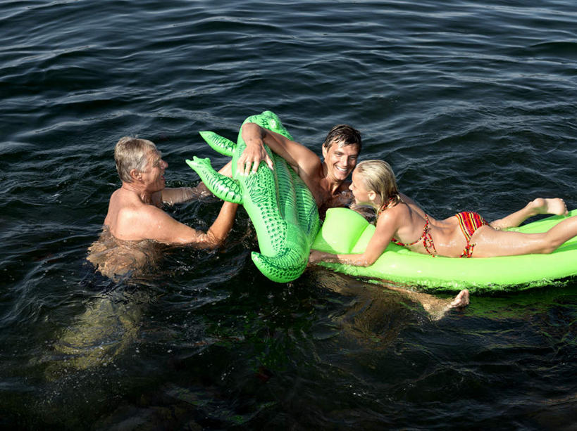 游泳,西方人,儿童,中年人,老年人,三个人,父亲,女儿,祖父,三代同堂,躺,抱,笑,微笑,露齿笑,横图,俯视,室外,白天,泳装,比基尼,纯洁,海浪,海洋,床,鳄鱼,欧洲,欧洲人,波纹,泳裤,塑料,浪花,涟漪,注视,祖孙三代,小孩,水纹,海水,塑料制品,波浪,观察,看,趴着,温暖,温馨,父女,气垫床,父爱,可爱,童年,童趣,充气,爷爷,抱着,观看,祖孙,和睦,察看,搂着,关注,海景,童真,烂漫,无邪,外孙女,外公,外祖父,水晕,泅水,拍浮,卧着,天真,老年男性,男人,男性,女孩,女人,女性,中年男性,白种人,孩子,全家福,孙女,大海,风浪,海,海水的波动,近岸浪,涌浪,搂,搂抱,趴,躺着,卧,半身,彩图,高角度拍摄,三点式,泳衣,融洽,女生,爸爸,多代同堂