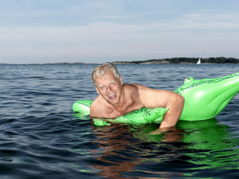 游泳,西方人,一个人,抱,笑,微笑,横图,室外,白天,正面,岛屿,海浪,海洋,床,欧洲,欧洲人,仅一个男性,仅一个人,波纹,塑料,岛,浪花,云,云朵,涟漪,云彩,注视,蓝色,白云,蓝天,水纹,天空,海水,塑料制品,波浪,天,观察,看,仅一个老年男性,气垫床,充气,晴朗,抱着,观看,察看,搂着,关注,海景,水晕,泅水,拍浮,老年男性,男人,男性,白种人,大海,风浪,海,海水的波动,近岸浪,列岛,群岛,涌浪,诸岛,晴空,搂,搂抱,半身,彩图