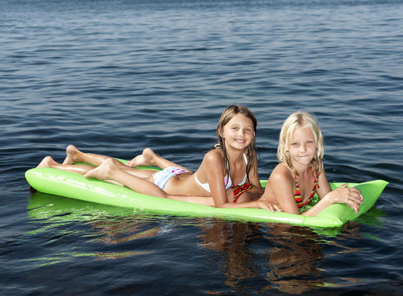 西方人,儿童,腿部,脚,脚趾,脚趾甲,腿,两个人,家庭,躺,抱,笑,微笑,露齿笑,横图,俯视,室外,白天,泳装,比基尼,纯洁,海浪,海洋,床,欧洲,欧洲人,波纹,塑料,浪花,涟漪,注视,光脚,小孩,水纹,海水,塑料制品,波浪,观察,看,趴着,温暖,温馨,一家人,赤脚,气垫床,可爱,童年,童趣,充气,抱着,观看,和睦,察看,搂着,关注,海景,童真,烂漫,无邪,水晕,卧着,天真,女孩,女人,女性,白种人,脚指甲,大海,风浪,海,海水的波动,近岸浪,涌浪,搂,搂抱,趴,躺着,卧,彩图,高角度拍摄,全身,三点式,泳衣,融洽,女生