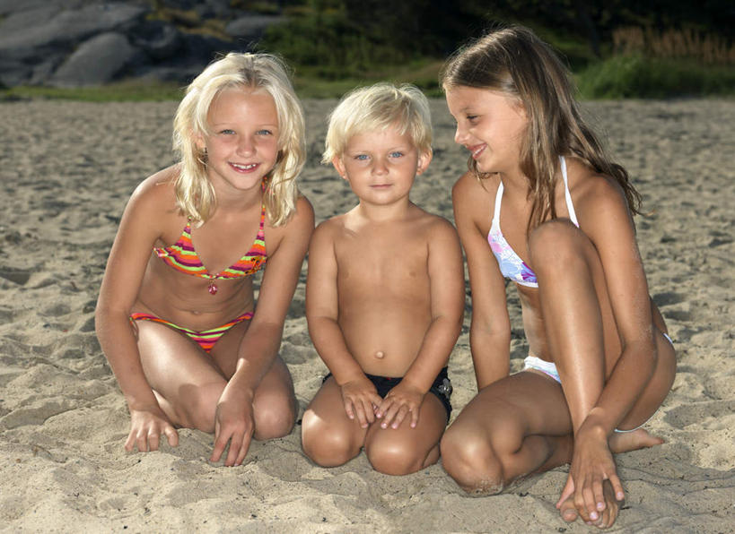 西方人,儿童,三个人,家庭,跪,蹲,笑,微笑,露齿笑,横图,室外,白天,正面,泳装,比基尼,纯洁,草地,草坪,沙滩,植物,欧洲,欧洲人,一排,阴影,泳裤,整齐,光线,沙子,影子,海岸,沙地,注视,光脚,草,排列,小孩,绿色,阳光,观察,看,温暖,温馨,一家人,赤脚,可爱,童年,童趣,观看,和睦,察看,队列,关注,童真,烂漫,无邪,天真,男孩,男人,男性,女孩,女人,女性,白种人,海滩,蹲着,跪着,彩图,全身,三点式,泳衣,融洽,男生,女生