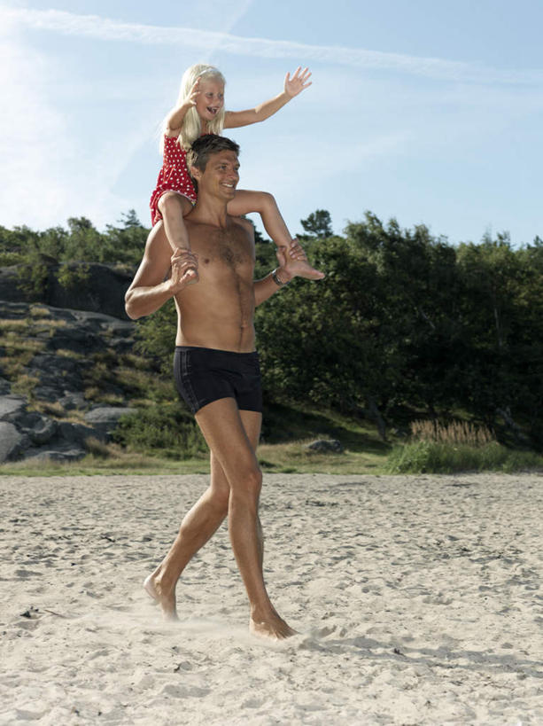 西方人,儿童,中年人,腿部,脚,脚趾,脚趾甲,腿,两个人,家庭,父亲,女儿,坐,走,举,笑,微笑,露齿笑,竖图,室外,白天,侧面,裙子,纯洁,草地,草坪,沙滩,树林,植物,欧洲,欧洲人,握,阴影,连衣裙,泳裤,光线,沙子,影子,海岸,云,云朵,沙地,云彩,注视,光脚,草,树,树木,小孩,骑,蓝色,绿色,白云,蓝天,天空,阳光,自然,天,观察,看,扛,托,温暖,温馨,父女,一家人,赤脚,父爱,可爱,童年,童趣,握着,生长,晴朗,成长,观看,吊带裙,和睦,察看,关注,童真,烂漫,无邪,扛在肩上,骑在肩上,天真,男人,男性,女孩,中年男性,白种人,孩子,脚指甲,海滩,晴空,步行,举起,举手,举着,散步,向上举,向上伸,向上托,走路,坐着,彩图,全身,融洽,女生