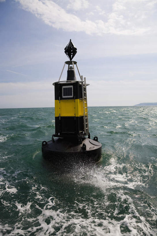 无人,竖图,室外,白天,正面,旅游,度假,海浪,海洋,美景,英国,欧洲,阴影,光线,标志,影子,景观,浪花,云,云朵,云彩,娱乐,标识,英格兰,蓝色,白云,蓝天,天空,阳光,自然,海水,天,享受,休闲,景色,放松,浮标,晴朗,西欧,自然风光,大不列颠,海景,大不列颠及北爱尔兰联合王国,大不列颠联合王国,日不落英帝国,航标,英吉利,汉普郡,朴茨茅斯,大海,风浪,海,海水的波动,近岸浪,涌浪,晴空,彩图,航行标志,助航标志