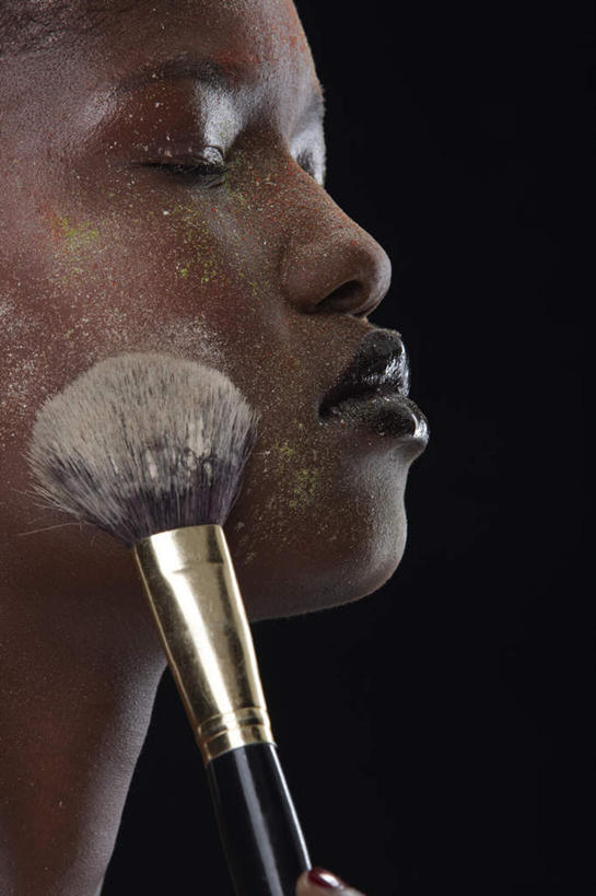 西方人,脸,头,脸颊,一个人,闭眼,竖图,室内,特写,白天,侧面,化妆,美容,欧洲,非洲,黑人,欧洲人,仅一个年轻女性,仅一个女性,仅一个人,护肤,阴影,黑色背景,反射,影子,肩膀,化妆品,化妆刷,刷子,保养,享受,休闲,粉底液,放松,保健,摄影,影棚,粉底,修饰,美容工具,护肤品,化妆用品,护肤用品,遮盖,养颜,彩妆刷,化妆工具,吸脂,蜜粉刷,年轻女性,女人,女性,非洲人,头部,脸部,脸蛋,面部,闭眼睛,闭着眼,闭着眼睛,半身,彩图,影棚拍摄,拍摄,防晒