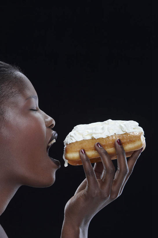 点心,西方人,脸,头,脸颊,手,一个人,站,闭眼,吃,竖图,室内,特写,白天,侧面,化妆,美容,下午茶,欧洲,非洲,黑人,欧洲人,仅一个年轻女性,仅一个女性,仅一个人,护肤,握,阴影,黑色背景,反射,影子,食品,甜点,甜品,拿,拿着,肩膀,食物,糕点,彩妆,甜食,奶油,站着,张嘴,保养,享受,休闲,手部,放松,握着,保健,摄影,影棚,单手,乳制品,张大嘴巴,养颜,激凌,克林姆,淇淋,年轻女性,女人,女性,非洲人,头部,脸部,脸蛋,面部,张开嘴,闭眼睛,闭着眼,闭着眼睛,嚼,食,站立,半身,彩图,影棚拍摄,拍摄,蛋糕