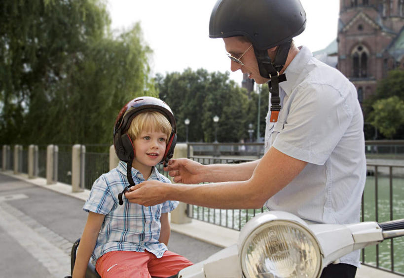 西方人,儿童,中年人,两个人,家庭,父亲,儿子,家,栏杆,站,坐,笑,微笑,露齿笑,横图,室外,白天,正面,纯洁,草地,草坪,河流,水,植物,摩托车,帽子,欧洲,欧洲人,一辆,握,服装,扶手,墨镜,头盔,眼镜,房屋,屋子,河水,水流,公寓,拿,拿着,注视,休闲装,洋房,护栏,楼房,住宅,车,草,树,树木,小孩,衣服,绿色,天空,自然,安全帽,太阳镜,太阳眼镜,交通工具,天,观察,看,站着,休闲,温暖,温馨,父子,一家人,休闲服,遮阳镜,父爱,可爱,童年,童趣,握着,服饰,生长,晴朗,成长,观看,和睦,察看,关注,载具,童真,烂漫,无邪,万里无云,天真,男孩,男人,男性,中年男性,白种人,孩子,晴空,晴空万里,站立,坐着,半身,彩图,房子,融洽,男生