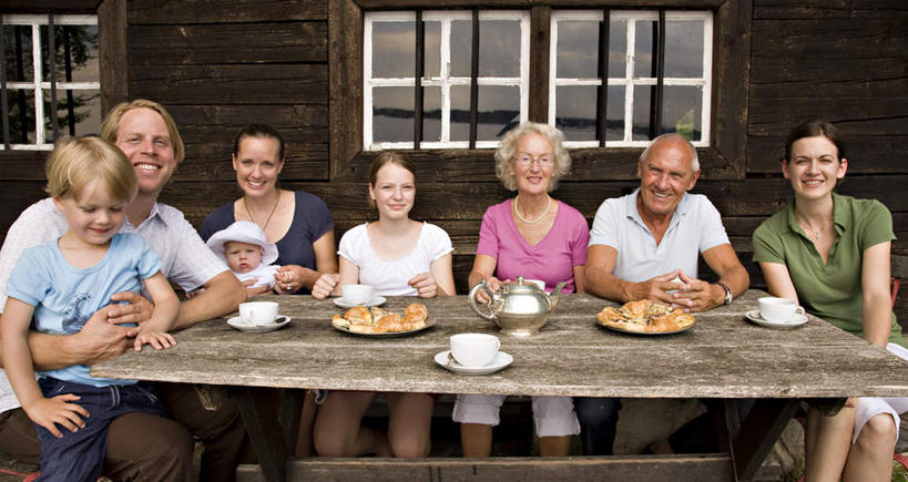 点心,面包,西方人,婴儿,儿童,中年人,老年人,夫妻,母亲,父亲,女儿,祖母,祖父,三代同堂,家,坐,笑,微笑,横图,室外,白天,正面,爱情,纯洁,窗户,落地窗,桌面,桌子,杯子,餐具,欧洲,欧洲人,握,服装,时间,木制,瓷器,碟子,壶,盘,时钟,手表,房屋,屋子,公寓,食品,面点,咖啡杯,陶瓷制品,许多人,浪漫,拿,计时,拿着,扭头,注视,休闲装,祖孙三代,洋房,楼房,玻璃窗,住宅,水壶,食物,糕点,小孩,衣服,盘子,茶壶,木制品,容器,碟,钟表,观察,看,转头,一群人,休闲,温暖,温馨,父女,母女,休闲服,表,恩爱,父爱,可爱,母爱,童年,童趣,握着,恋人,服饰,奶奶,爷爷,观看,祖孙,腕表,和睦,察看,关注,瓷杯,童真,烂漫,无邪,外婆,外孙女,外祖母,外公,外祖父,外孙,外孙子,天真,老年男性,老年女性,男孩,男人,男性,女孩,女人,女性,中年男性,中年女性,白种人,孩子,夫妇,情侣,全家福,孙女,孙子,钟,坐着,半身,彩图,房子,伴侣,融洽,男生,女生,爸爸,多代同堂,妈妈