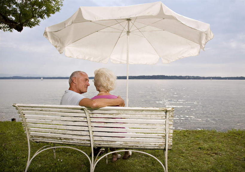 西方人,老年人,两个人,家庭,夫妻,坐,抱,笑,微笑,横图,室外,白天,爱情,草地,草坪,湖,湖泊,树林,水,植物,椅子,欧洲,欧洲人,服装,伞,雨伞,遮阳伞,木椅,地平线,湖面,水流,水面,云,云朵,辽阔,地面,浪漫,云彩,注视,休闲装,阳伞,草,树,树木,背面,衣服,蓝色,绿色,白云,蓝天,天空,自然,湖水,天,观察,看,休闲,广阔,温暖,温馨,一家人,休闲服,恩爱,恋人,服饰,生长,晴朗,成长,抱着,观看,一望无际,和睦,察看,太阳伞,搂着,关注,延伸,天地相交,无边无际,一马平川,老年男性,老年女性,男人,男性,女人,女性,白种人,夫妇,情侣,晴空,搂,搂抱,坐着,半身,彩图,伴侣,融洽