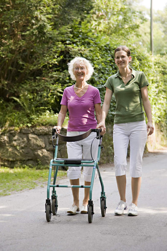 西方人,两个人,家庭,母亲,女儿,走,笑,微笑,露齿笑,竖图,室外,白天,正面,植物,欧洲,欧洲人,握,服装,环保,工具,防护,注视,休闲装,树,树木,衣服,绿色,自然,扶,观察,看,休闲,温暖,温馨,母女,一家人,休闲服,器械,母爱,握着,服饰,生长,成长,观看,和睦,察看,扶着,关注,美好,美妙,间隔,医疗器械,助行器,美观,雅观,辅助设备,绿篱,生篱,树篱,植篱,老年女性,女人,女性,中年女性,白种人,步行,散步,走路,彩图,全身,助行车,融洽