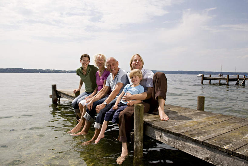 西方人,儿童,中年人,老年人,腿部,脚,脚趾,脚趾甲,腿,夫妻,母亲,父亲,儿子,祖母,祖父,三代同堂,码头,坐,抱,笑,微笑,露齿笑,横图,室外,白天,正面,爱情,纯洁,湖,湖泊,水,港口,欧洲,欧洲人,五个人,阴影,服装,光线,影子,湖面,水流,水面,云,云朵,许多人,浪漫,云彩,注视,休闲装,光脚,祖孙三代,小孩,衣服,蓝色,白云,蓝天,天空,阳光,湖水,天,观察,看,一群人,休闲,温暖,温馨,父子,母子,赤脚,休闲服,恩爱,父爱,可爱,母爱,童年,童趣,恋人,服饰,晴朗,奶奶,爷爷,抱着,观看,祖孙,和睦,察看,搂着,关注,童真,烂漫,无邪,外婆,外祖母,外公,外祖父,外孙,游艇码头,外孙子,天真,老年男性,老年女性,男孩,男人,男性,女人,女性,中年男性,中年女性,白种人,孩子,脚指甲,夫妇,情侣,全家福,孙子,晴空,搂,搂抱,坐着,彩图,全身,摆渡口,埠头,渡口,渡头,港湾,海港,口岸,伴侣,融洽,男生,爸爸,多代同堂,妈妈