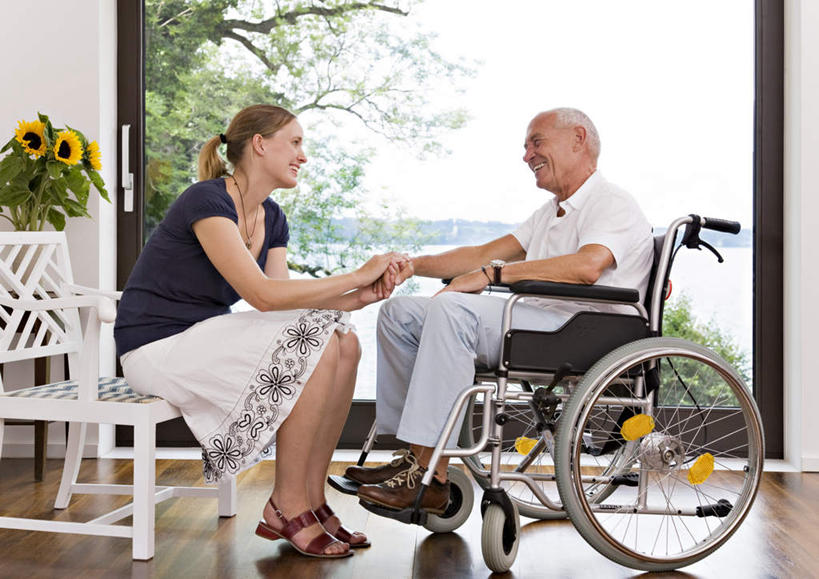 西方人,两个人,家庭,父亲,女儿,病人,坐,握手,笑,微笑,露齿笑,横图,室内,白天,侧面,凉鞋,爱情,幸福,湖,湖泊,水,太阳,植物,窗户,地板,落地窗,向日葵,鞋子,椅子,欧洲,欧洲人,服装,盛开,时间,工具,时钟,手表,木椅,湖面,水流,水面,地面,计时,花蕾,注视,休闲装,木地板,玻璃窗,花,花瓣,花朵,鲜花,树,树木,衣服,绿色,自然,轮椅,钟表,湖水,花苞,花蕊,复健,观察,看,休闲,康复,温暖,温馨,父女,一家人,休闲服,器械,表,父爱,服饰,生长,成长,观看,腕表,和睦,察看,医疗设备,关注,病患,医疗器械,残疾,残疾人,医疗工具,光辉,伤残,沉默,忠诚,勇敢,辅助设备,残障,弱势群体,投缘,爱慕,高傲,朝阳花,葵花,望日莲,向阳花,转日莲,老年男性,男人,男性,女人,女性,中年女性,白种人,患者,就医者,钟,搀手,拉手,手拉手,手握手,坐着,彩图,全身,夹趾拖鞋,人字拖,人字拖鞋,融洽