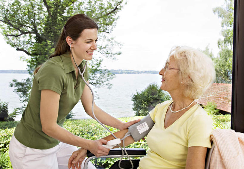 西方人,两个人,家庭,母亲,女儿,病人,站,坐,笑,微笑,露齿笑,横图,室内,白天,侧面,窗户,地板,落地窗,项链,欧洲,欧洲人,弯腰,握,服装,测量,工具,眼镜,刻度,墙,地面,拿,听,拿着,注视,休闲装,木地板,玻璃窗,墙壁,墙面,装饰品,衣服,白色,轮椅,饰品,首饰,听诊器,复健,观察,看,站着,休闲,康复,温暖,温馨,母女,一家人,休闲服,器械,母爱,握着,服饰,观看,老花镜,测量工具,和睦,察看,医疗设备,血压计,关注,病患,医疗器械,残疾,残疾人,医疗工具,伤残,量具,量仪,弯身,血压表,辅助设备,残障,弱势群体,远视眼镜,检测工具,老年女性,女人,女性,中年女性,白种人,患者,就医者,站立,坐着,半身,彩图,融洽