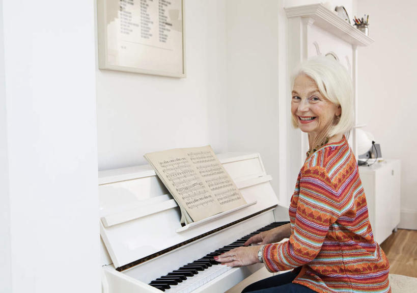 西方人,一个人,坐,笑,微笑,横图,室内,白天,侧面,键盘,窗户,书籍,欧洲,欧洲人,仅一个女性,仅一个人,服装,百叶窗,钢琴,墙,乐谱,乐器,五线谱,音乐,弹奏,扭头,注视,休闲装,墙壁,墙面,衣服,白色,观察,看,转头,休闲,休闲服,服饰,仅一个老年女性,观看,察看,键盘乐器,节拍,关注,音符,符头,符干,符尾,乐章,老年女性,女人,女性,白种人,坐着,半身,彩图