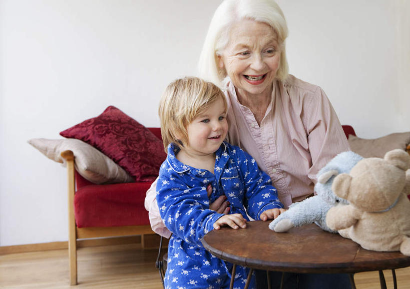 西方人,儿童,老年人,两个人,家庭,祖母,客厅,站,坐,抱,笑,微笑,露齿笑,横图,室内,白天,正面,游戏,纯洁,靠垫,沙发,熊,玩具,欧洲,欧洲人,服装,玩偶,墙,靠枕,泰迪熊,玩,注视,休闲装,娱乐,墙壁,墙面,小孩,衣服,白色,玩具熊,垫子,枕头,观察,看,站着,两只,休闲,温暖,温馨,一家人,休闲服,可爱,童年,童趣,益智,服饰,毛绒玩具,奶奶,抱着,观看,祖孙,安慰,和睦,察看,起居室,搂着,发泄,关注,消遣,布艺沙发,童真,烂漫,无邪,外婆,外祖母,外孙,外孙子,宣泄,罗斯福熊,客堂,天真,老年女性,男孩,女人,女性,白种人,孩子,孙子,搂,搂抱,玩耍,嬉戏,站立,坐着,半身,彩图,融洽,男生