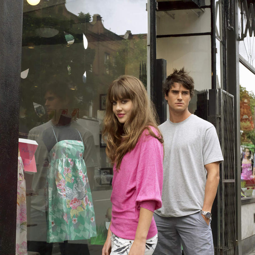 西方人,两个人,商店,站,笑,微笑,露齿笑,方图,室外,白天,正面,爱情,购物,消费,窗户,落地窗,超市,橱窗,欧洲,欧洲人,阴影,服装,反射,影子,浪漫,扭头,注视,休闲装,玻璃窗,衣服,观察,看,站着,转头,休闲,温暖,温馨,休闲服,恩爱,金融,恋人,百货,服饰,观看,和睦,察看,服装店,关注,手插袋,单手插袋,选购,贸易,百货公司,服饰店,玻璃橱窗,单手抄兜,单手放兜,血拼,男人,男性,年轻男性,年轻女性,女人,女性,白种人,情侣,插兜,手插兜,手放口袋,站立,半身,彩图,购物商场,购物中心,商业中心,伴侣,融洽,手抄兜