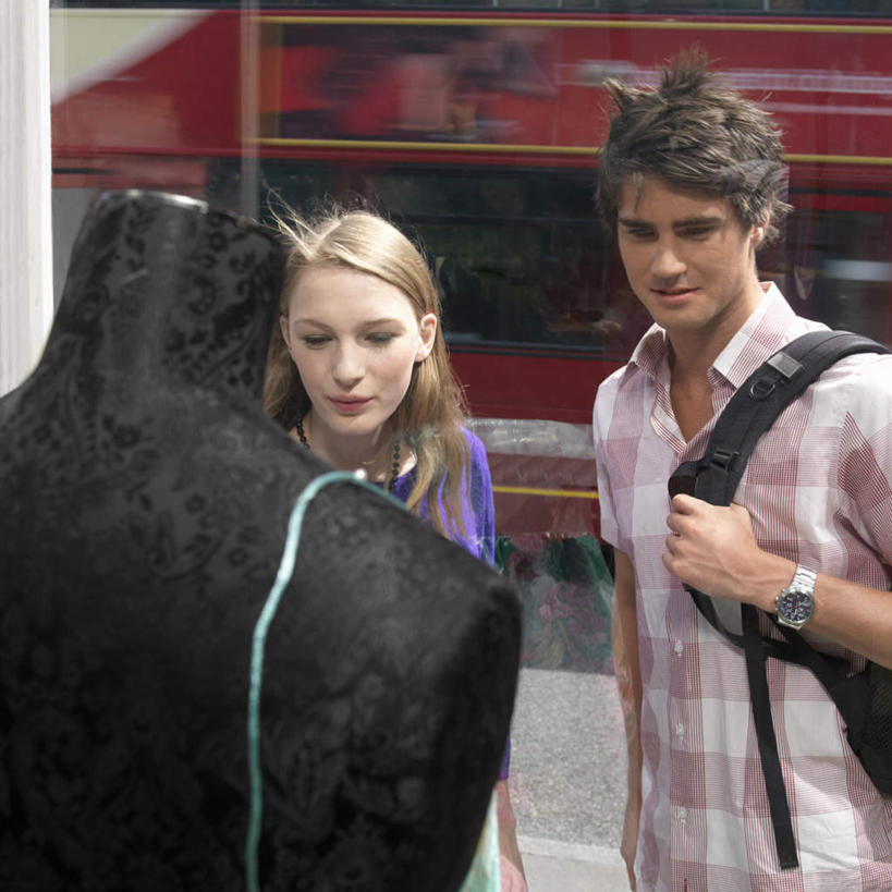 西方人,两个人,商店,站,笑,微笑,方图,室内,白天,正面,裙子,爱情,购物,消费,窗户,落地窗,超市,橱窗,欧洲,欧洲人,连衣裙,服装,时间,包,时钟,手表,书包,浪漫,计时,注视,休闲装,玻璃窗,衣服,背包,钟表,低头,观察,看,站着,休闲,温暖,温馨,休闲服,表,恩爱,金融,恋人,百货,服饰,观看,吊带裙,腕表,和睦,察看,服装店,关注,选购,贸易,百货公司,服饰店,玻璃橱窗,血拼,男人,男性,年轻男性,年轻女性,女人,女性,白种人,情侣,钟,站立,半身,彩图,购物商场,购物中心,商业中心,伴侣,融洽,双肩包