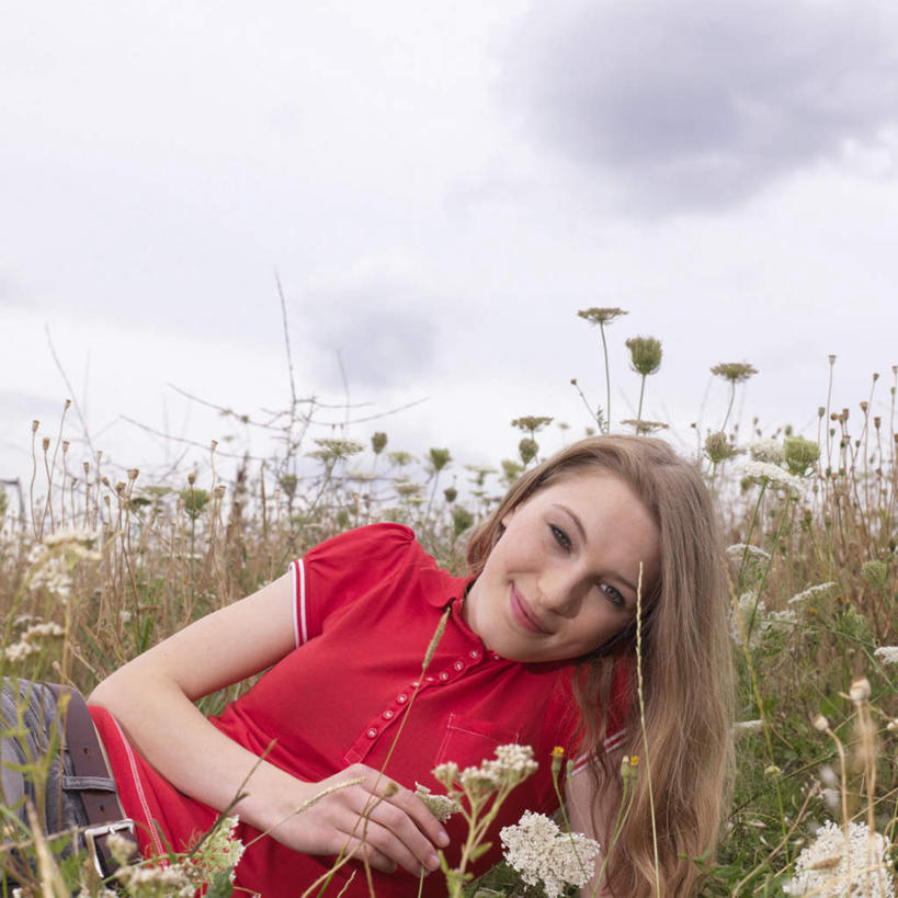 西方人,一个人,躺,笑,微笑,方图,室外,白天,正面,草地,草坪,植物,欧洲,欧洲人,仅一个年轻女性,仅一个女性,仅一个人,握,阴影,服装,盛开,光线,影子,云,云朵,拿,花蕾,云彩,拿着,注视,休闲装,草,花,花瓣,花朵,鲜花,衣服,蓝色,绿色,白云,蓝天,天空,阳光,天,花苞,花蕊,观察,看,休闲,休闲服,握着,服饰,晴朗,观看,察看,关注,卧着,年轻女性,女人,女性,白种人,晴空,躺着,卧,半身,彩图